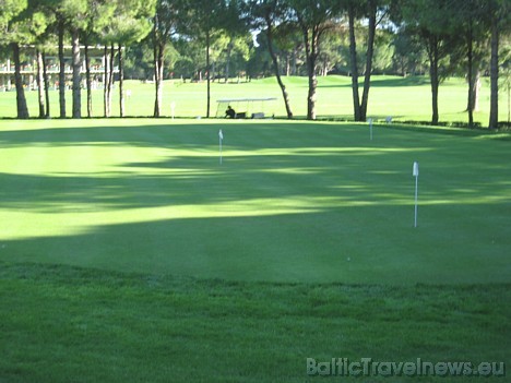 Kā Turcijā viens no lielākajiem golfa laukumiem, tas piedāvā divus 18 bedrīšu laukumus un vienu deviņu bedrīšu laukumu