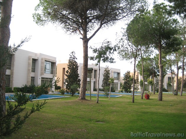 Klientu rīcībā ir arī 20 divstāvīgas Select Villas ar dārzu un baseinu, kur katra ir 100 m² dzīvojamās platības Klientu rīcībā ir arī 20 divstāvīgas Select Villas ar dārzu un baseinu, kur katra ir 100 m² dzīvojamās platības 30135