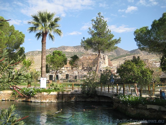Skats no baseina uz līdzās esošo Hēropoli (Hierapolis) 30248