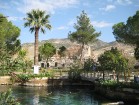 Skats no baseina uz līdzās esošo Hēropoli (Hierapolis) 11