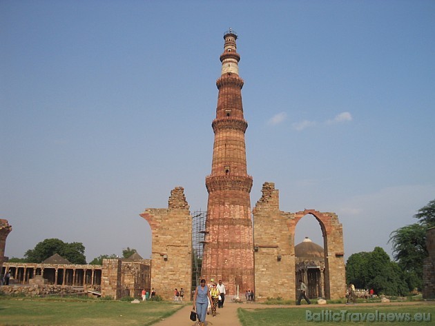 Qutab Minar liecina par 12. gs. - musulmaņu valdīšanas sākumu. Tas ir tik augsts, ka grūti ietilpināt fotogrāfijā, nepaejot labu tiesu nostāk 30259