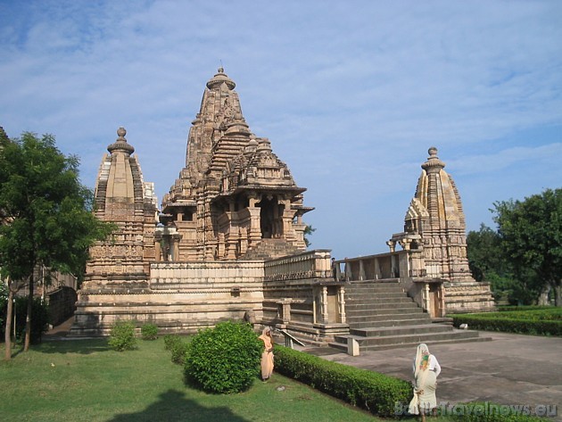 Khadžuraho tempļu komplekss ir viens no Indijas galvenajām tūristu apskates vietām. Izcilais indo-ariešu arhitektūras stils, tiem apkārt atrodas brīni 30269