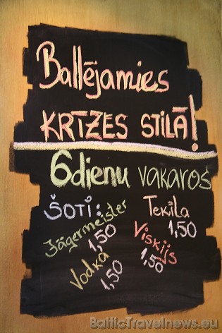 Sestdienu vakaros viesi tiekas uz anti-krīzes pasākumu un bauda vodku, tekilu, viskiju vai jāgermeistaru šotiņos tikai par Ls 1,50 katru! Sestdienu vakaros viesi tiekas uz anti-krīzes pasākumu un bauda vodku, tekilu, viskiju vai jāgermeistaru šotiņos tikai par Ls 1,50 katru!