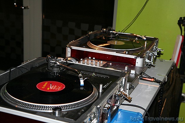 Pirmajā stāvā varēja klausīties mierīgāku mūziku DJ spēles pavadībā. Savukārt 6.stāva DJ parūpējās par nerimstošu jautrību Pirmajā stāvā varēja klausīties mierīgāku mūziku DJ spēles pavadībā. Savukārt 6.stāva DJ parūpējās par nerimstošu jautrību 31533