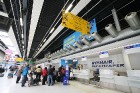 Hānas lidosta ir pirmais bāzes punkts īru lidsabiedrībai Ryanair, ko var uzkrītoši pamanīt pasažieru reģistrācijas punktos. Lidostas rīcībā ir arī kon 3
