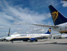 Lidsabiedrība Ryanair dominē Hānas lidostā, taču arī citas lidsabiedrības ielido, piemēram, poļu Wizz Air un islandiešu Iceland Express 6