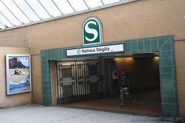 Katrā Berlīnes S-bahn kartē var atrast staciju Rathaus Steglitz, kur arī sākas iepirkšanās iela Schloßstraße 31665