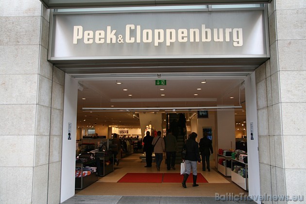 Nozīmīgs veikals, ko ciena vācieši uz šīs ielas, ir Peek & Cloppenburg 31679