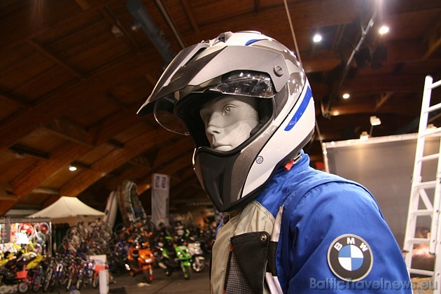 Nedēļas nogalē Ķīpsalā pirmoreiz notiks aizraujošs moto kaskadieru šovs. Stantraidinga meistarību kaskadieru komandas “Stuntfighters Team Latvia” izpi Nedēļas nogalē Ķīpsalā pirmoreiz notiks aizraujošs moto kaskadieru šovs. Stantraidinga meistarību kaskadieru komandas “Stuntfighters Team Latvia” izpi 31723