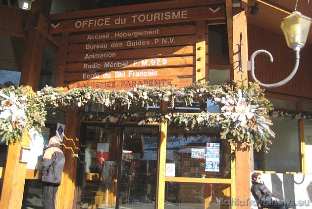 Meribelas (Méribel) tūrisma informācijas centrā var iegūt informāciju gan par kalnu slēpošanas trasēm, gan slēpošanas instruktoriem, gan pasākumiem un 31842