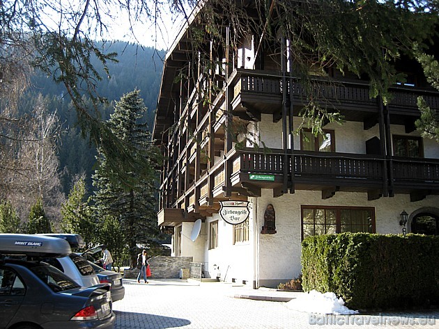 No viesnīcas Simader ir skaidri redzami Bad Gastein Alpu kūrorta kalni. Sezonas laikā viesnīca piedāvā saviem viesiem 15 % atlaidi slēpju un snova nom 31905