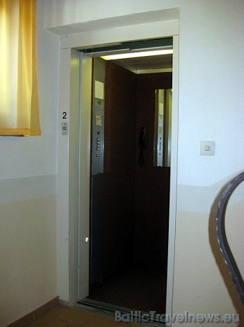 Lai arī viesnīcai ir tikai četri stāvi, viesu ērtībām ir ierīkots lifts 31907