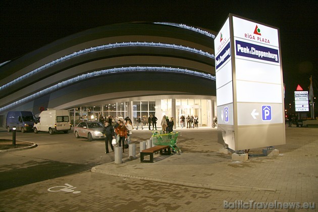 Vakara stundās lielveikals Rīga Plaza ir smuki izgaismots 31941