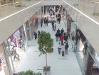 Jau pirmajās dienās veikals ir pilns ar pircējiem - vai tiešām pie mums ir krīze?  (Foto ar mobilo telefonu Nokia N95) 9