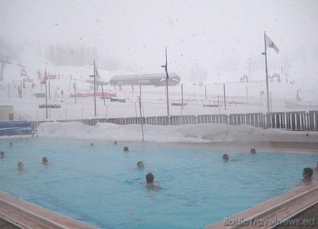 Relaksēties var arī āra baseinā, kur temperatūra gan nav īpaši augsta (+29), taču peldēties var... 32100