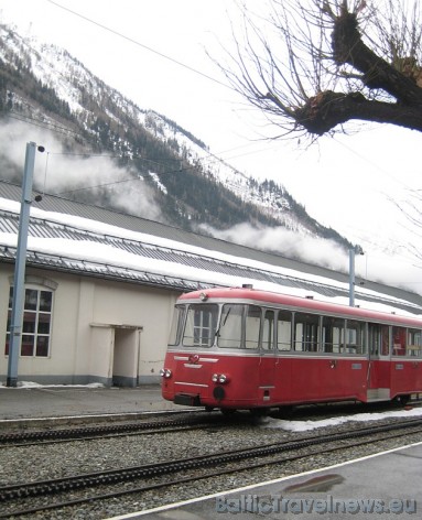 Alpu kalnu vilcieniņš kursē no Chamonix uz Montenveri (1913 m), no kurienes var doties pastaigā pa ledāju (Mer de Glace) Alpu kalnu vilcieniņš kursē no Chamonix uz Montenveri (1913 m), no kurienes var doties pastaigā pa ledāju (Mer de Glace) 32177