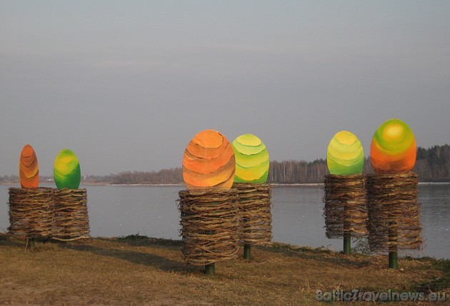 Ivars M.: Krāsainās olas Daugavas krastā krāšņi iekrāso vēl Ivars M.: Krāsainās olas Daugavas krastā krāšņi iekrāso vēl