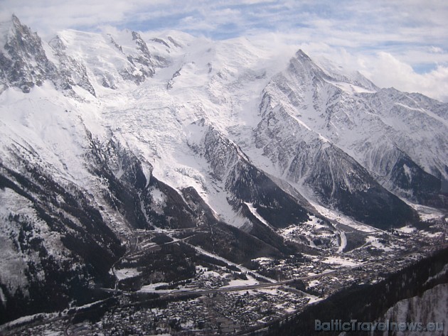 Šamonī (Chamonix) kalnu kūrorts atrodas Eiropas augstākās virsotnes Monblāna (4810 m) kalna piekājē Šamonī (Chamonix) kalnu kūrorts atrodas Eiropas augstākās virsotnes Monblāna (4810 m) kalna piekājē 32242