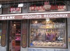 Pilsētā ir daudzi mazi veikaliņi, kuri piedāvā, sākot no vietējām reģiona specialitātēm, līdz suvenīriem un apģērbiem... 15