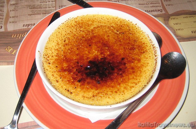 Crème brulée - saldais ēdiens, kas noteikti katrā vietā atšķirsies ar savu garšu, taču karamelizētā virsmiņā neatstās vienaldzīgu nevienu Crème brulée - saldais ēdiens, kas noteikti katrā vietā atšķirsies ar savu garšu, taču karamelizētā virsmiņā neatstās vienaldzīgu nevienu 32315