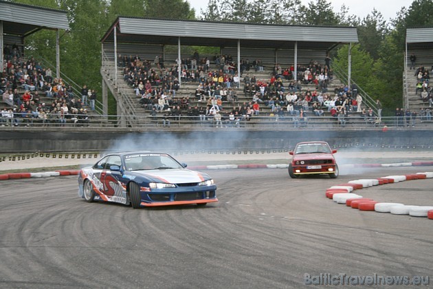 Raivo Mužiks ar Nissan Silvia un Jānis Eglīte ar BMW 318 cīnās par 3 vietu 33310