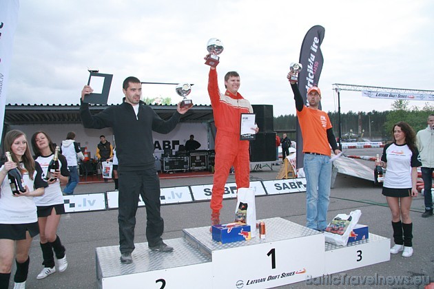 Latvijas drifta čempionāta Sabi Drift uzvarētāji - 1.vieta Gvido Elksnis, 2.vieta Ervīns Žuks un trešajā vietā Raivo Mužiks 33318
