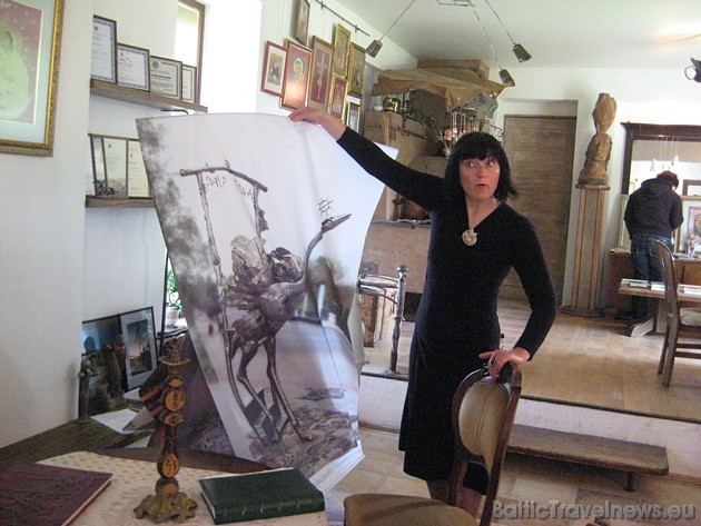 Galeriju palīdz vadīt un par darbiem stāsta arī skulptora dzīvesbiedre 33460