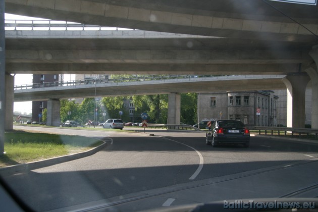 Daudziem autovadītajiem šī vieta ir pēdējā iespēja, lai strauji nomainītu braukšanas joslu, jo pa kreisi ir virziens uz Pārdaugavu (Bausku) un taisni Daudziem autovadītajiem šī vieta ir pēdējā iespēja, lai strauji nomainītu braukšanas joslu, jo pa kreisi ir virziens uz Pārdaugavu (Bausku) un taisni 33612