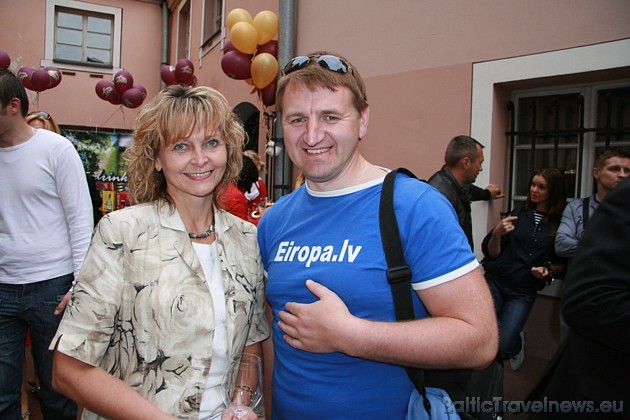 Vīna festivāla vadītāja Margarita Platace un degustatora lomā iejuties Aivars Mackevičs (BalticTravelnews.com) 34161
