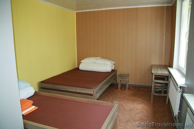 Divistabu numura otrā istaba. Istabu cenas ir no 8 EUR nesezona laikā līdz 35 EUR sezonas laikā par gultas vietu Divistabu numura otrā istaba. Istabu cenas ir no 8 EUR nesezona laikā līdz 35 EUR sezonas laikā par gultas vietu 34224