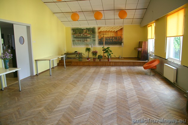 Zāle (viesu istaba) ir piemērota līdz 50 cilvēkiem gan koncertiem, gan dažādām spēlēm, gan svinībām Zāle (viesu istaba) ir piemērota līdz 50 cilvēkiem gan koncertiem, gan dažādām spēlēm, gan svinībām 34228