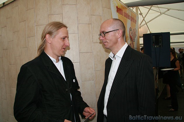 No kreisās - restorāna Kaļķu vārti šefpavārs Ēriks Dreibants sarunā par zemenēm ar ''Gada cilvēks tūrismā 2008'' Aldi Kušķi 34293