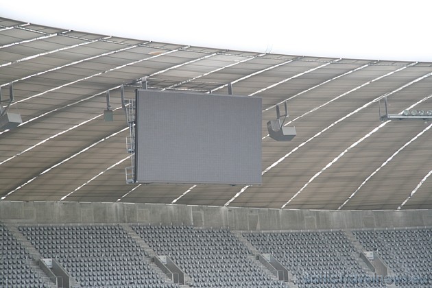 13 tonnas smagie monitori ir 100 m2 lieli, lai gan no tāluma tie izskatās diezgan mazi pret lielajiem stadiona izmēriem