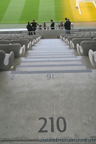Katra vieta ir numurēta. Eiropas čempionātos katram futbola fanam ir jābūt sēdvietai, bet nacionālajos čempionātos var būt arī stāvvietas. Ar sēdvietām stadions var ietilpināt 66 000, bet ar stāvvietām 69 000