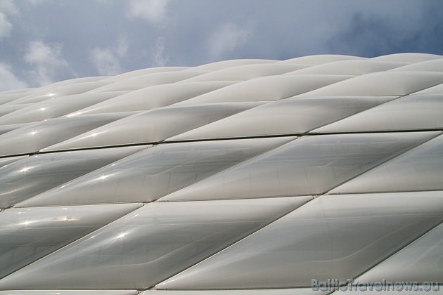 Stadiona Allianz Arena ārpuse ir ''apšūta'' ar speciāliem plastikas loģiem, kas ar gaismas ķermeņu palīdzību maina krāsu. Piemēram, priekš FC Bayern stadiona ārpuse ir sarkanā krāsā