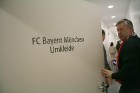 Durvis, kas ved uz futbola komandas FC Bayerm München ģērbtuvi. Sīkāka informācija par komandu - www.fcbayern.t-com.de 11