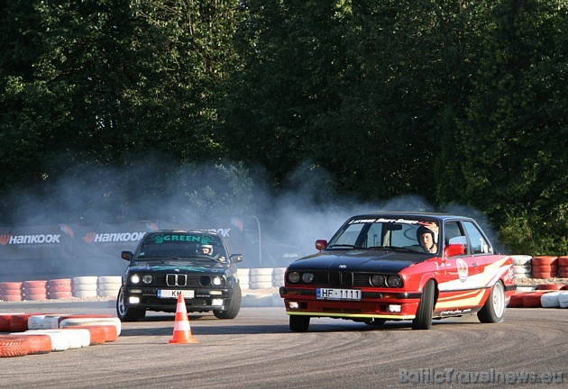 Trasē sacenšas Jānis Eglīte ( BMW 330, sarkans) ar Kasparu Martinsonu ( BMW 325, melns ) 34948
