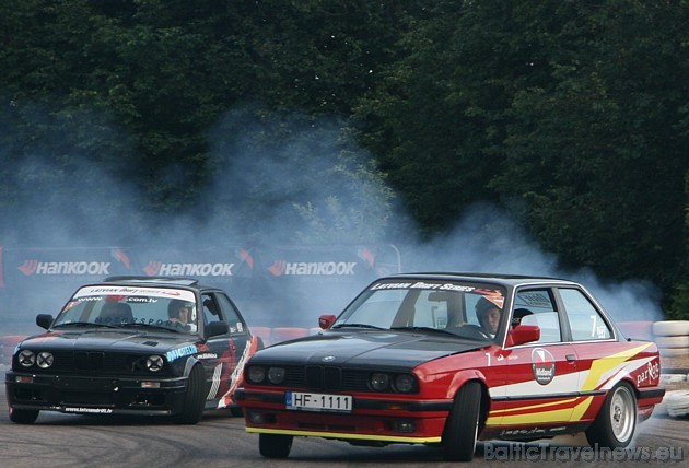 Ļoti līdzīga cīņa starp Jāni Eglīti ( BMW 330, sarkans) un Ervinu Ērgļi ( BMW 328, melns ) 34954