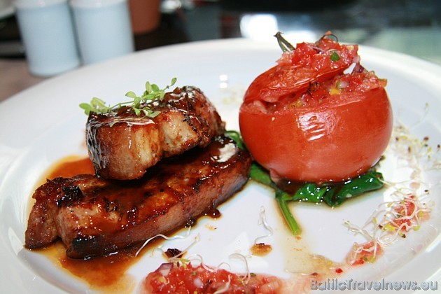 Vasaras ēdienkarte: Cūkgaļas pavēdere sarkanvīna barbekjū mērcē ar grilētu-pildītu tomātu 35041