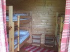 Koka mājiņās ir divstāvīgās gultas 16