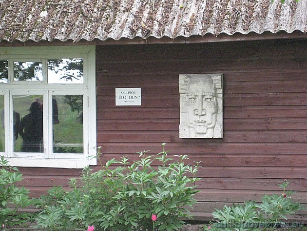 Līdzās akai ir arī skulptora Ulo Oun bijušās mājas 35220