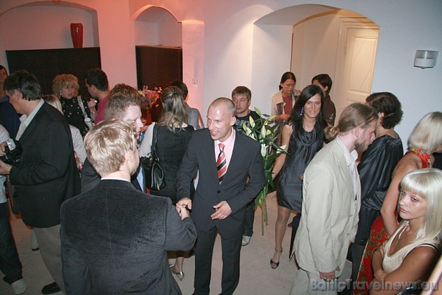 Viesnīcas Dome Hotel īpašnieks Gundars Ozols sagaida 9.07.2009 apsveicējus luksus naktsmītnes atklāšanas ceremonijā - ciemiņus, draugus un potenciālos Viesnīcas Dome Hotel īpašnieks Gundars Ozols sagaida 9.07.2009 apsveicējus luksus naktsmītnes atklāšanas ceremonijā - ciemiņus, draugus un potenciālos 35269