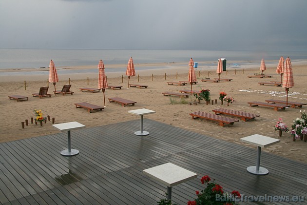 Kā jau luksus pludmales viesnīcai iederas, tad viesu rīcībā ir sava privātā pludmale ar viesnīcas restorāna servisu 35330