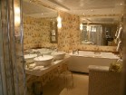 Numura France vannas istaba ar džakuzi, izcilu apgaismojuma gammu, augsvērtīgiem dvieļiem, kosmētiku un masāžas dušu. Skatiet - Video 18