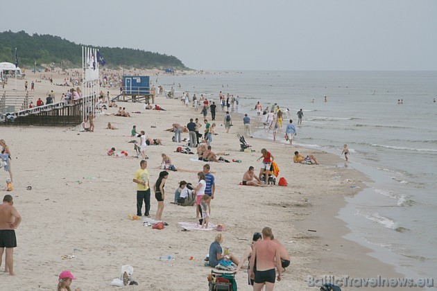 Jāatzīst, ka pludmales smiltis (18.07.2009) bija stipri piedrazotas, taču tas netraucēja daudzos tūkstošus atpūtnieku 35438