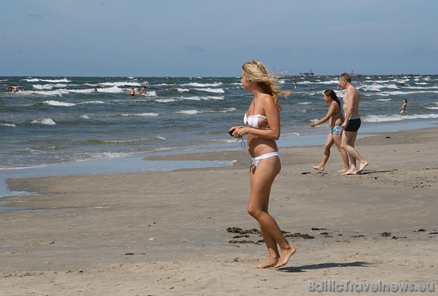 TELE2 Baltic Beach Party 2009 - baltās viļņu galotnes liecina par stipru vēju un augstiem viļņiem, bet ūdens temperatūra vilināja jūrā 35542