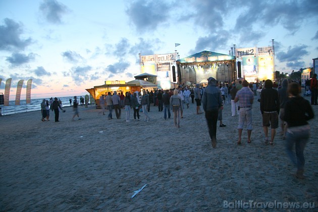 TELE2 Baltic Beach Party - ar krēslas iestāšanos pludmales skatuves pulcēja aizvien lielāku apmeklētāju skaitu 35560