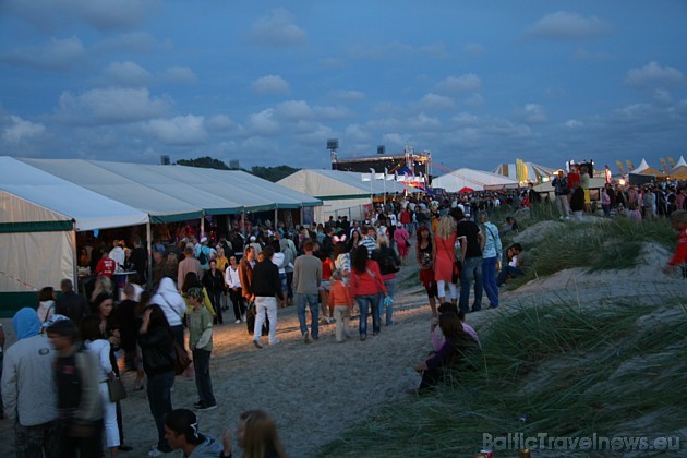 TELE2 Baltic Beach Party - katrā no teltīm skan dažāda stila mūzika 35574