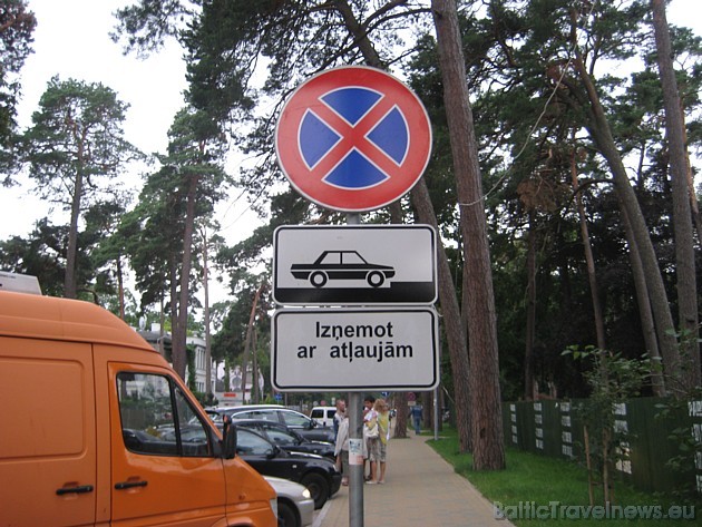 Liels tūristu populārās Jūras ielas posms ir ieguvis jaunas ceļa zīmes, kas aizliedz apstāties autotūristiem bez īpašām atļaujām Liels tūristu populārās Jūras ielas posms ir ieguvis jaunas ceļa zīmes, kas aizliedz apstāties autotūristiem bez īpašām atļaujām 35651