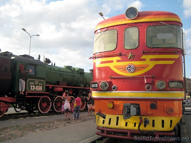 Āra ekspozīcijā piedāvā iepazīties ar dažādām vilcienu lokomotīvēm un vagoniem 35735
